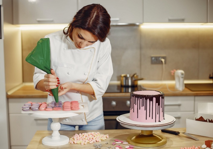 אישה אופה עוגה