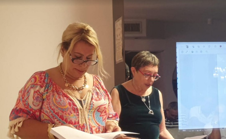 מרגלית ידור צרפתי מקריאה שירים באירוע השקת ספרה