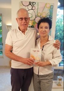 טובי וליאורה דנון עם ספרם מעל ומעבר